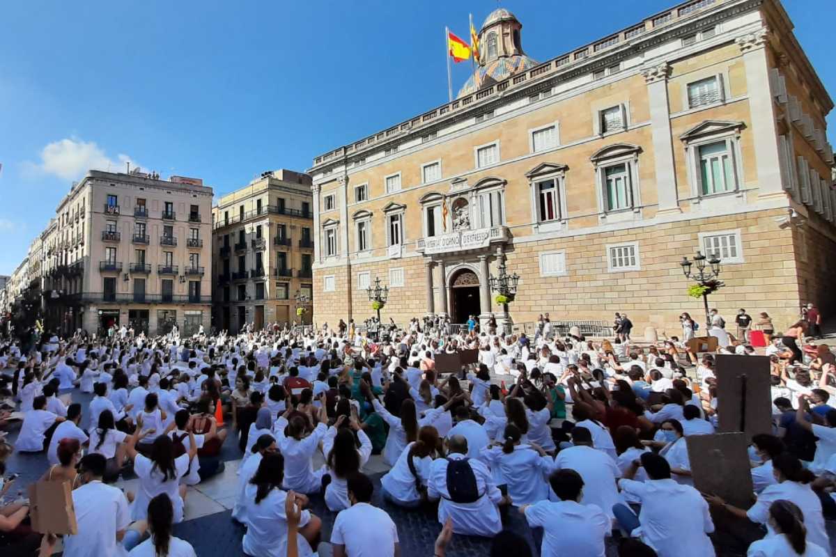 Los MIR catalanes, en la huelga de octubre de 2020, se manifestaron ante la sede de la Generalitat. Foto: Médicos de Cataluña